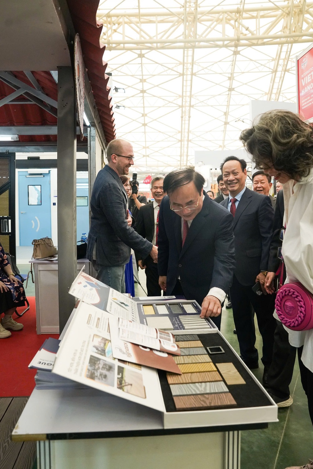 Ông Nguyễn Văn Sinh – Thứ trưởng Bộ Xây dựng đến thăm gian hàng Hiệp hội Tấm lợp Việt Nam tại Triển Lãm Quốc Tế Vietbuild Hà Nội.